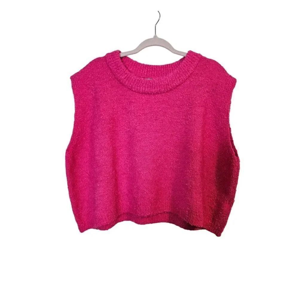 Davi & Dani fusia box cut short sweater vest. Size M.